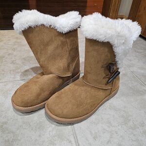 Women's size 8 boots with fur